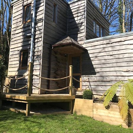 Winnie'S Corner - Self Contained Within The Grounds Of Another Property, In An Idyllic Wooded Setting カーライオン・ベイ エクステリア 写真