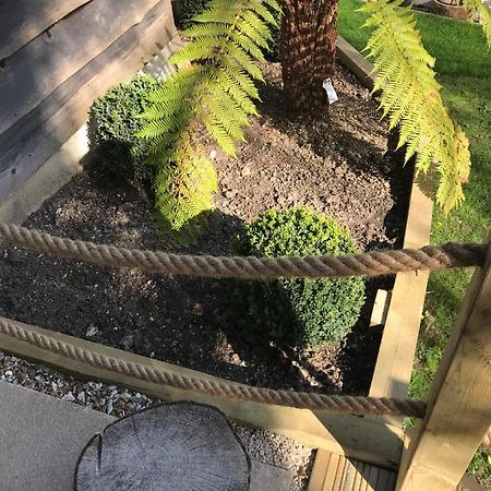 Winnie'S Corner - Self Contained Within The Grounds Of Another Property, In An Idyllic Wooded Setting カーライオン・ベイ エクステリア 写真
