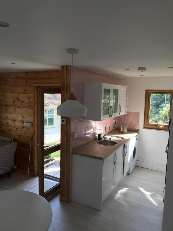Winnie'S Corner - Self Contained Within The Grounds Of Another Property, In An Idyllic Wooded Setting カーライオン・ベイ エクステリア 写真